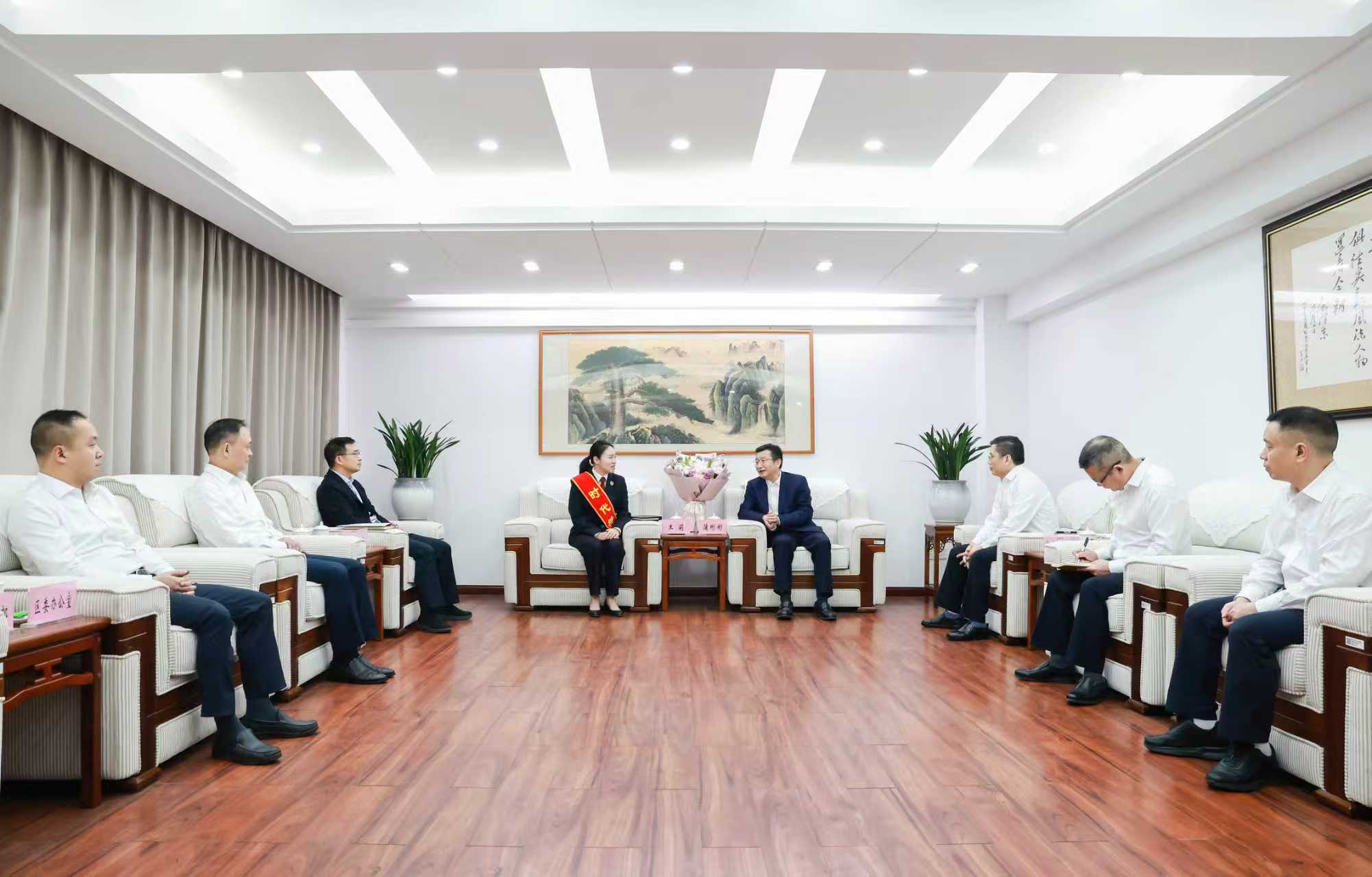 蒲彬彬杨宏看望“时代楷模”卡提诺论坛
未成年人保护工作团队代表王莉