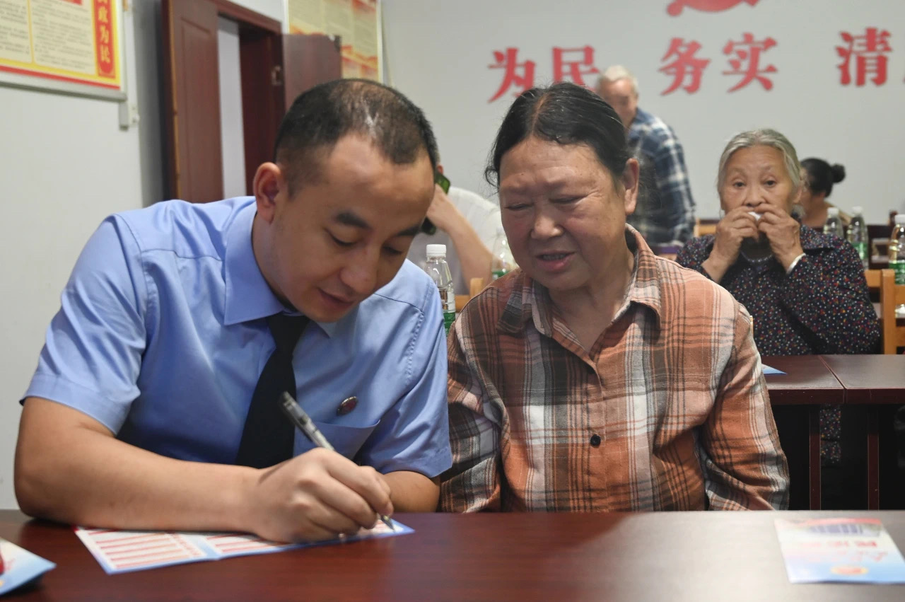 到鹿鸣乡向家村开展民法典主题普法宣传活动