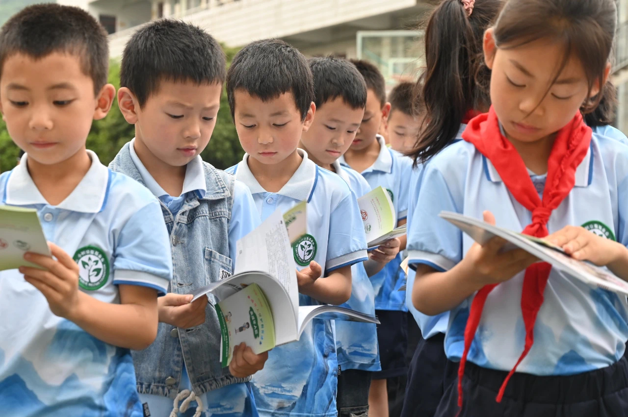 走进鹿鸣小学进行法治宣讲