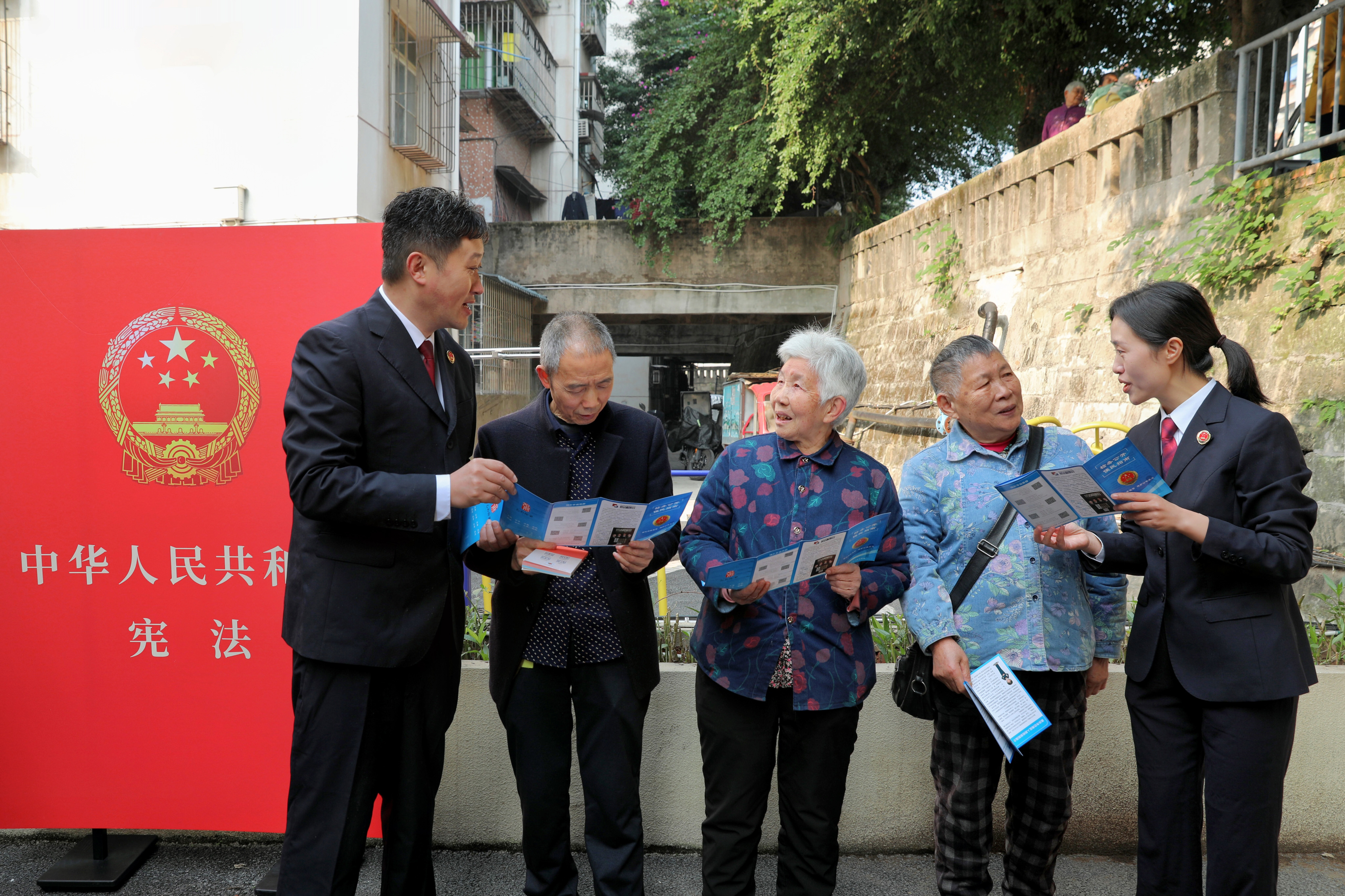 热闹！莲花街道万泉街社区这场宪法宣传，居民直呼“实用”
